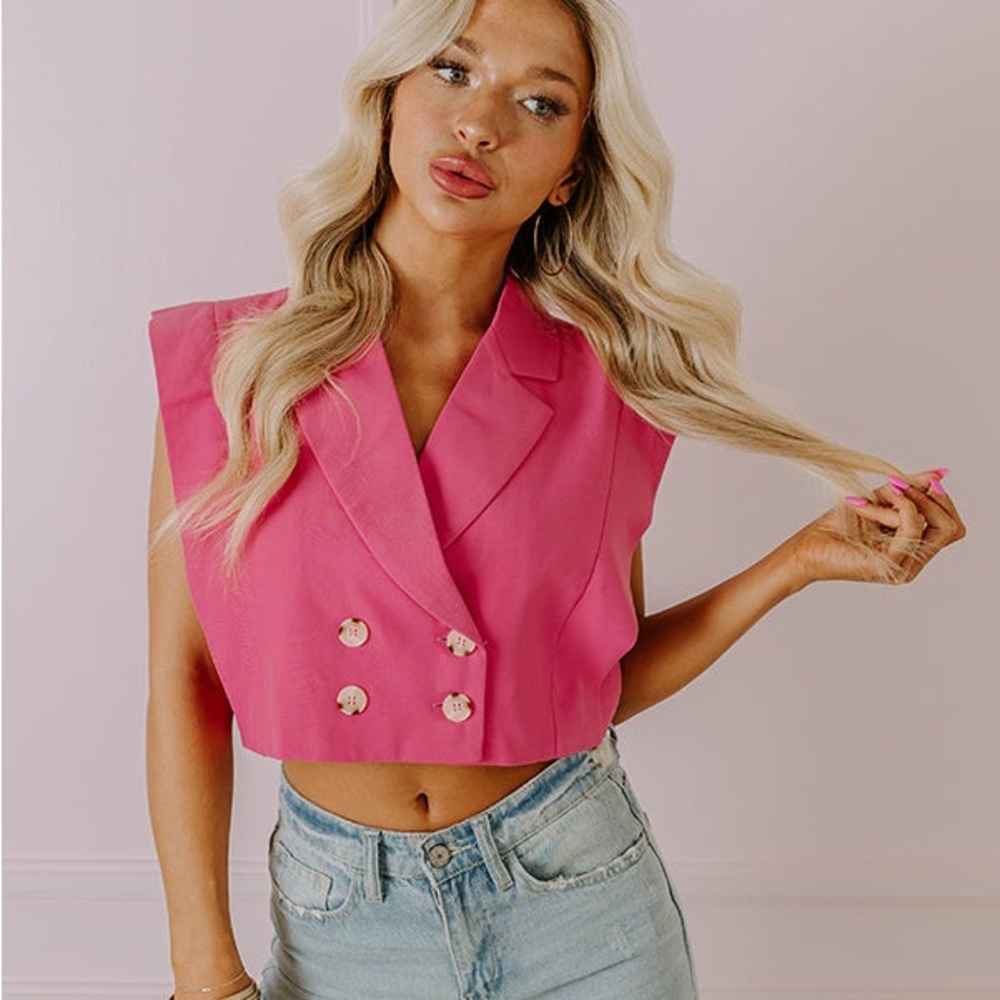 Entro // NWOT Sleeveless Crop Blazer Top